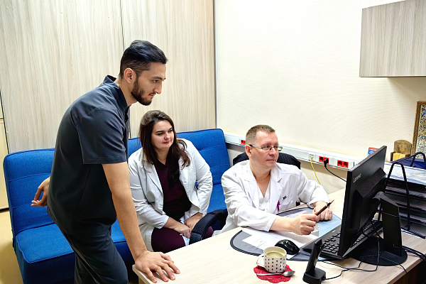Рентгенологи Сургутской травмбольницы дистанционно обрабатывают КТ-снимки пациентов макеевской клиники