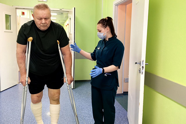 Первые с начала года пациенты из ДНР получили высокотехнологичную медицинскую помощь в Сургутской травмбольнице