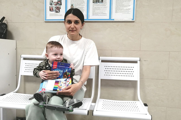 Сургутские интеллектуалы помогают маленьким пациентам травмбольницы спокойнее переносить медицинские процедуры