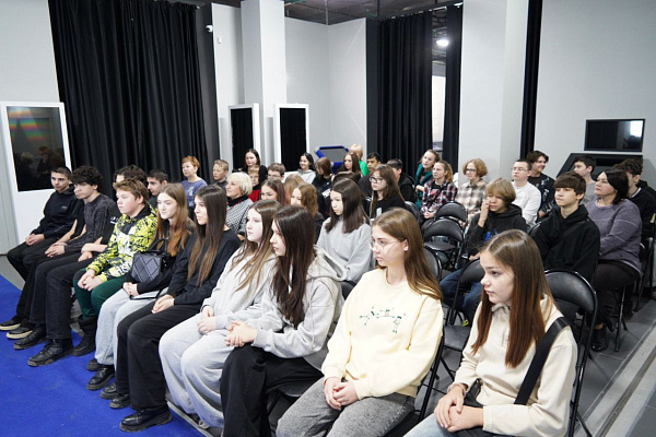 Урок мужества с участием сотрудника травмбольницы Сергея Двуличанского прошел в парке «Россия – моя история»