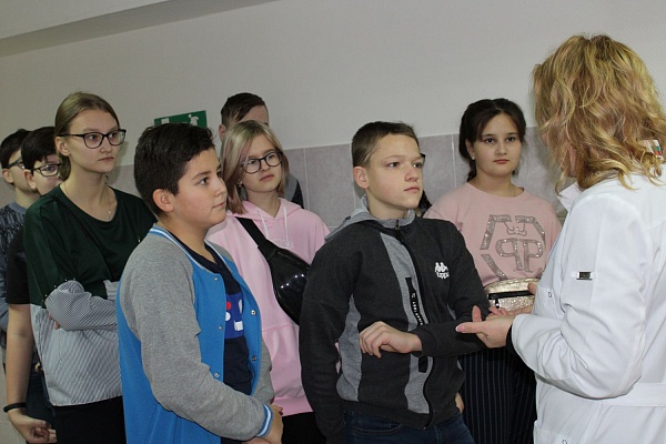 В Травмбольнице прошла экскурсия для учеников Технологической школы Сургута 