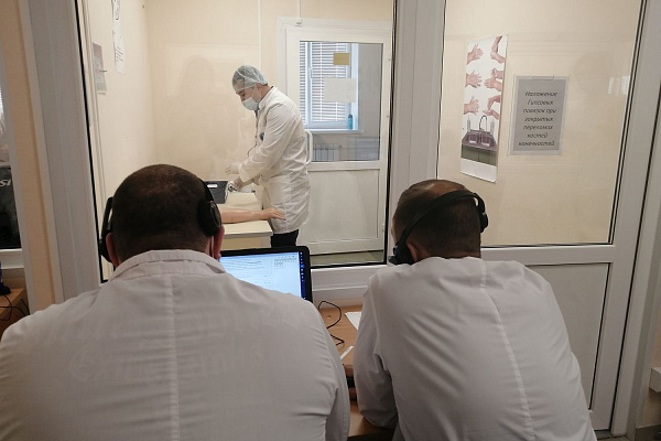 Врачи Сургутской травмбольницы аккредитовали ординаторов, завершивших обучение по специальности «Травматология и ортопедия»
