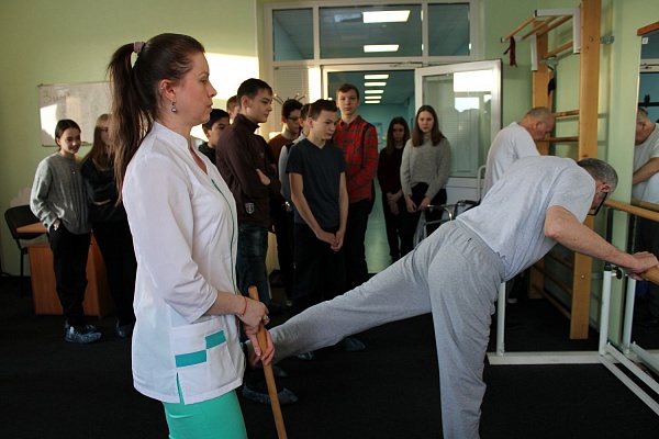 «Буду нейрохирургом!» В Травматологической больнице Сургута прошла экскурсия для учеников Технологической школы города