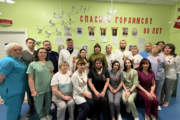 Уголки памяти, окна Победы, баннеры героизму медиков. В Сургутской травмбольнице завершилось праздничное оформление к 9 Мая