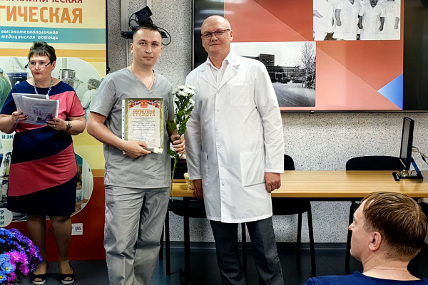 Более 130-ти сотрудников Сургутской травмбольницы получили награды накануне профессионального праздника