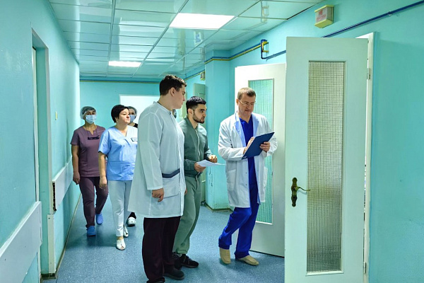 На передовой борьбы с инсультами. В первый день зимы 23 невролога травмбольницы отмечают профессиональный праздник