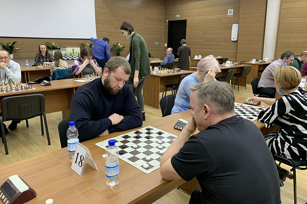 Врач Сургутской травмбольницы признан лучшим игроком в шашки среди медиков Югры