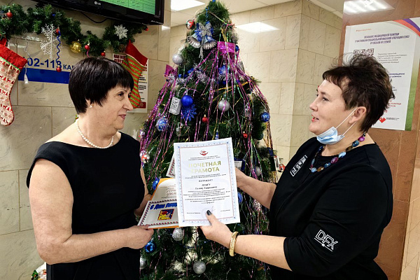 Коллектив Сургутской травмбольницы поздравляет с юбилеем одного из самых опытных сотрудников – медсестру Галину Лунгу