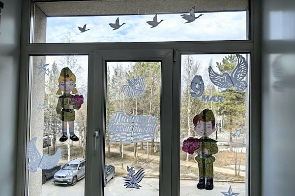 Уголки памяти, окна Победы, баннеры героизму медиков. В Сургутской травмбольнице завершилось праздничное оформление к 9 Мая