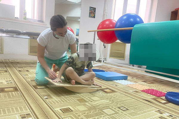 Сотрудники ГАИ и юные инспекторы дорожного движения навестили в больнице ребёнка, которого сбил электросамокат