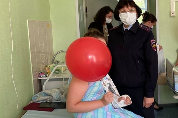 Безопасность – это просто. Сотрудники полиции и госавтоинспекции посетили детское отделение Сургутской травмбольницы