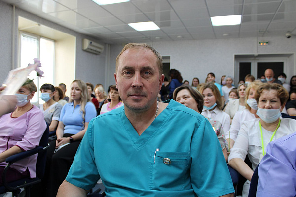 Более двухсот сотрудников Сургутской травмбольницы отмечены ведомственными благодарностями и грамотами ко Дню медицинского работника