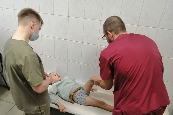 Радует врачей и родителей. 6-летний ребенок, повредивший ногу на карусели, выписан из стационара и наблюдается амбулаторно