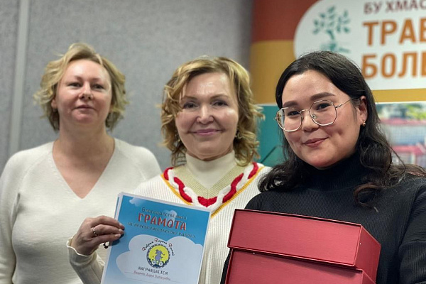 Рисовали безопасность. В Сургутской травмбольнице наградили победителей детского творческого конкурса «Добрая дорога домой»