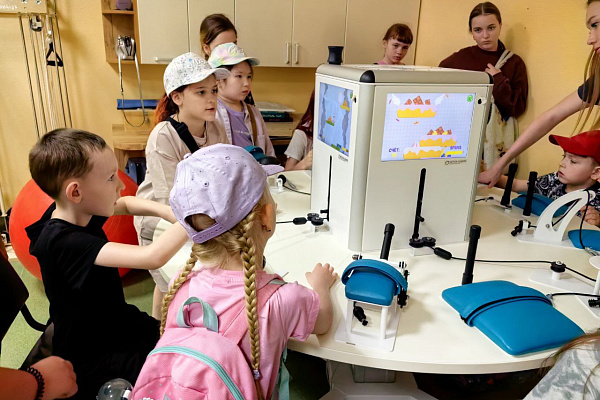 Во время экскурсии по травмбольнице школьники на себе опробовали тренажеры для реабилитации