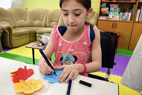 А у нас мастер-класс. В преддверии 23 февраля и 8 Марта пациентов детских отделений травмбольницы научили делать праздничные открытки-трансформеры