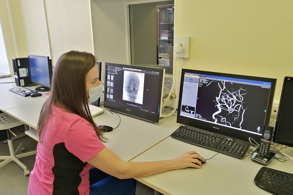 Редкий случай, тонкая работа. Рентгенохирургам травмбольницы пришлось одновременно стентировать сонную артерию и эмболизировать аневризму пожилому пациенту 