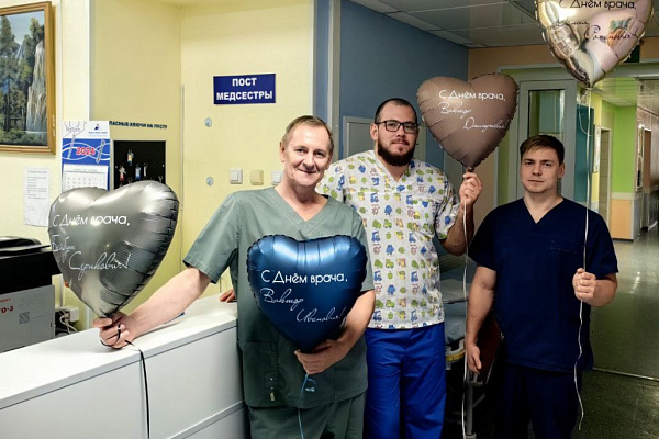 Сердечно-воздушная благодарность. В День врача пациенты детского отделения подарили своим докторам именные шарики