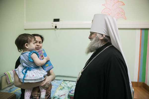 Митрополит Ханты-Мансийский и Сургутский Павел посетил юных пациентов Травматологической больницы