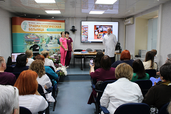 Урожай юбилеев! Поздравления с 55-летием принимает наш главный врач Дмитрий Гарайс