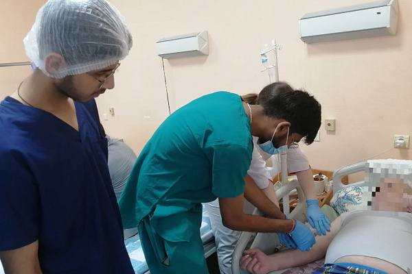 И снова здравствуйте! Иностранные студенты Мединститута СурГУ вернулись в Сургутскую травмбольницу на очередную практику