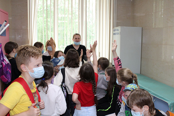 Художники во всём видят прекрасное. С аншлага в гипсовом кабинете началась очередная детская экскурсия по Травмбольнице