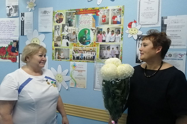 40 лет рядом с пациентами. С юбилеем трудовой деятельности в Сургутской травмбольнице поздравили медсестру-ветерана