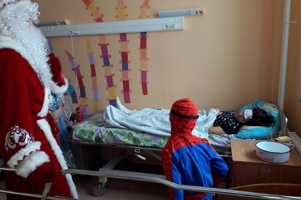Рождественские встречи! Воспитанники Воскресной школы храма свт. Луки посетили маленьких пациентов