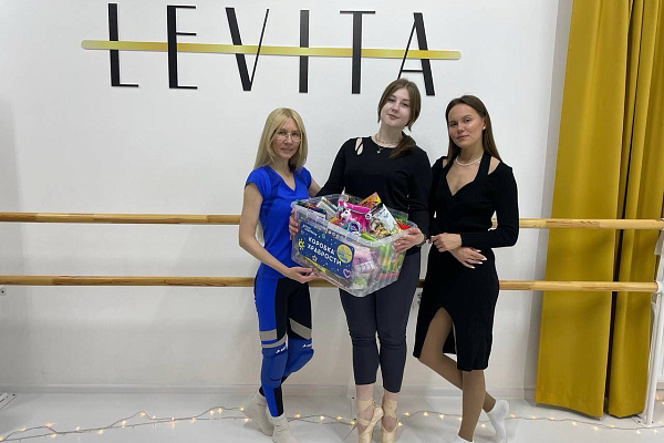 Пациенты детских отделений травмбольницы принимают новогодние подарки и поздравления