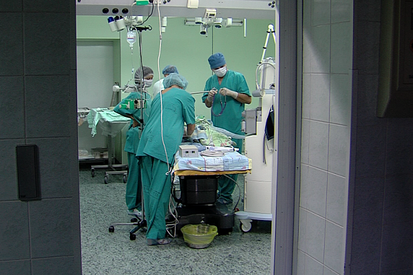 В операционной с врачами работают сестры, чья работа, на первый взгляд, незаметная. Одна из них - Ирина Кичигина. На ее счету - не меньше пяти тысяч вмешательств…