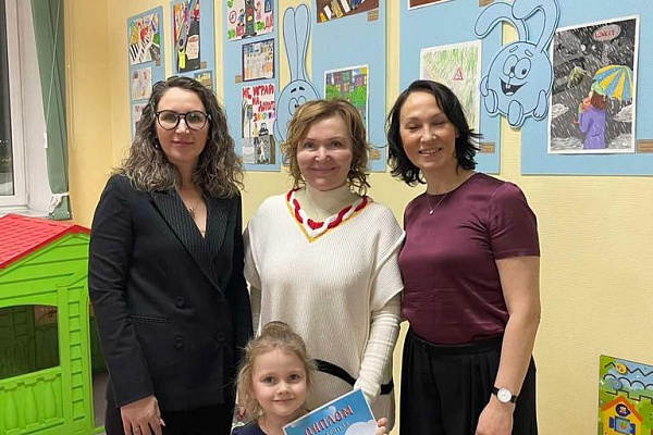 Рисовали безопасность. В Сургутской травмбольнице наградили победителей детского творческого конкурса «Добрая дорога домой»