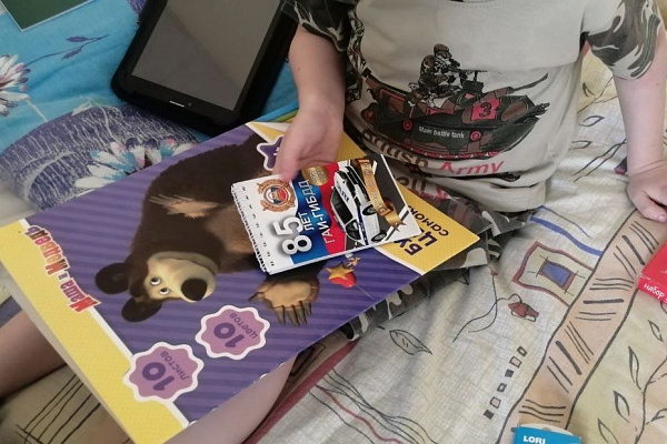 Сотрудники ГАИ и юные инспекторы дорожного движения навестили в больнице ребёнка, которого сбил электросамокат