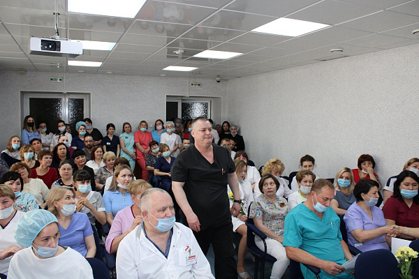 Более двухсот сотрудников Сургутской травмбольницы отмечены ведомственными благодарностями и грамотами ко Дню медицинского работника