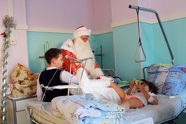 Сказочные гости! В детских отделениях Травмбольницы побывали главные герои зимнего праздника  – Дед Мороз и Снегурочка