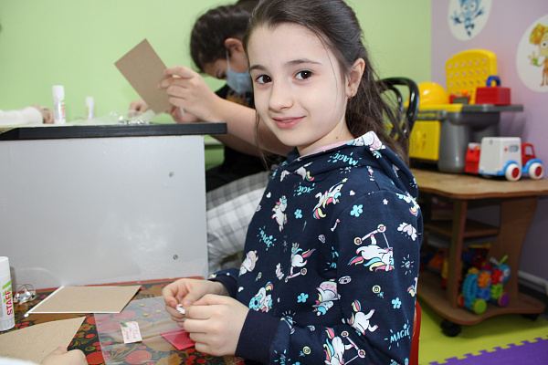 Новогоднее настроение - своими руками. Для юных пациентов травмбольницы провели творческий мастер-класс