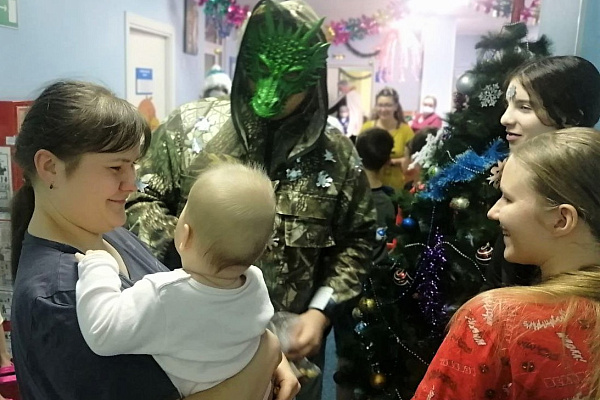 С подарками для настроения и безопасности пришли к пациентам травмбольницы дети из отрядов ЮИД