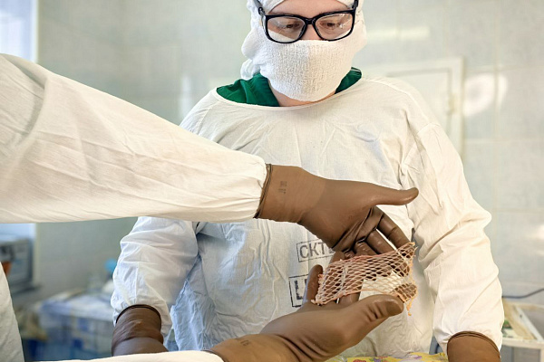 В Сургутской травмбольнице пациенту успешно провели этапное лечение тяжелой травмы нижней конечности после падения полуторатонной конструкции 