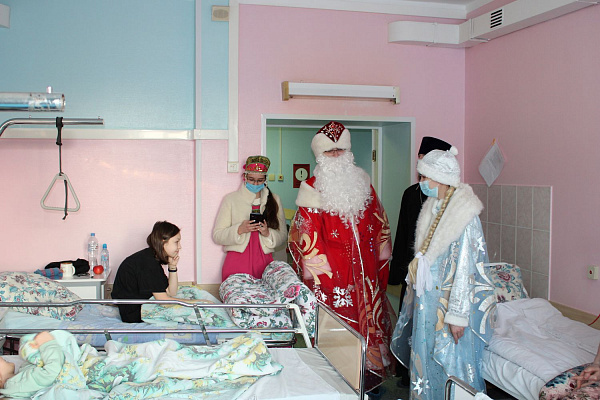 Прихожане и священнослужители храма святителя Луки поздравили пациентов детских отделений травмбольницы с Рождеством
