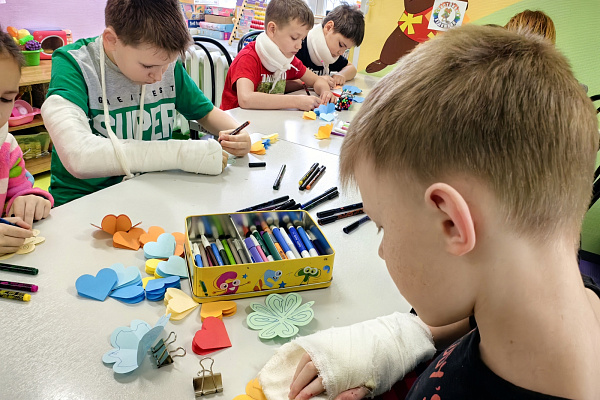 А у нас мастер-класс. В преддверии 23 февраля и 8 Марта пациентов детских отделений травмбольницы научили делать праздничные открытки-трансформеры