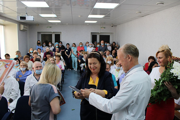 Более двухсот сотрудников Сургутской травмбольницы отмечены ведомственными благодарностями и грамотами ко Дню медицинского работника
