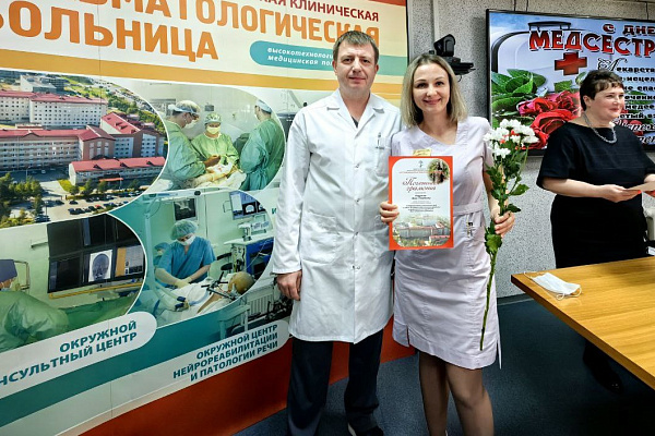 В Сургутской травмбольнице пздравили медицинских сестёр с профессиональным праздником