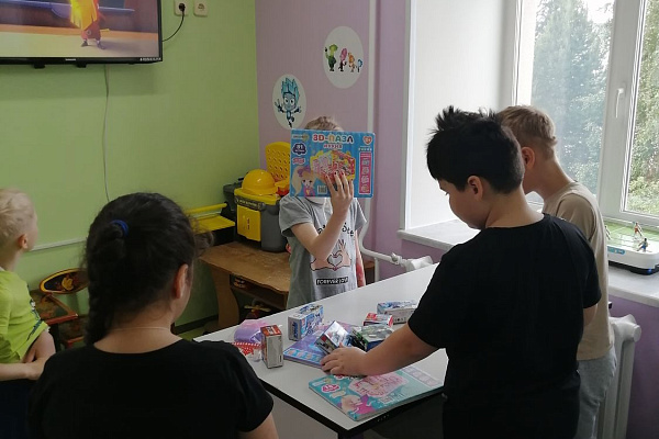 Игрушек много не бывает.  В детские отделения травмбольницы поступили  подарки от благотворителей