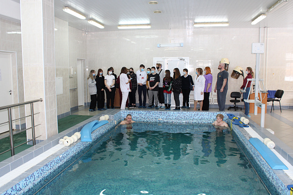 Во время экскурсий по травмбольнице сургутские школьники знакомятся с востребованными в современной медицине специальностями  