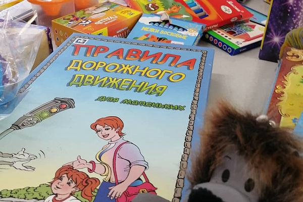 Волонтеры продолжают активно поддерживать всесезонную акцию «Коробка храбрости» и радовать юных пациентов Сургутской травмбольницы 