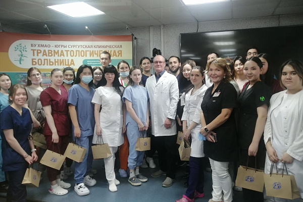 Чаепитие с главным врачом. Молодых специалистов Сургутской травмбольницы тепло поздравили с началом трудовой карьеры