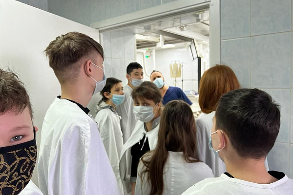 А где скальпели? Об особенностях рентгенохирургической операционной и выполняемых здесь вмешательствах рассказали школьникам во время экскурсии