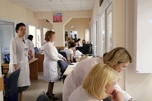 Врачи Сургутской травмбольницы в составе аккредитационной комиссии оценивают уровень подготовки будущих коллег