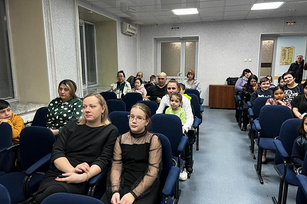 Рисовали безопасность. В Сургутской травмбольнице наградили победителей детского творческого конкурса «Добрая дорога домой»