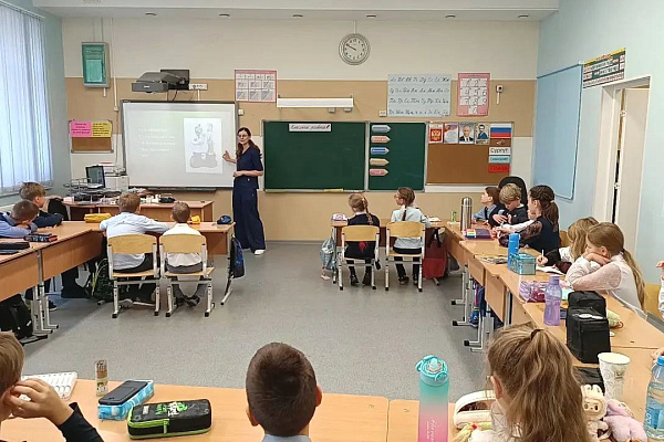 Какое давление у соседа по парте? Врач травмбольницы учила школьников пользоваться медицинскими приборами и оказывать первую помощь