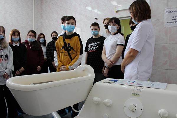 Во время экскурсий по травмбольнице сургутские школьники знакомятся с востребованными в современной медицине специальностями  